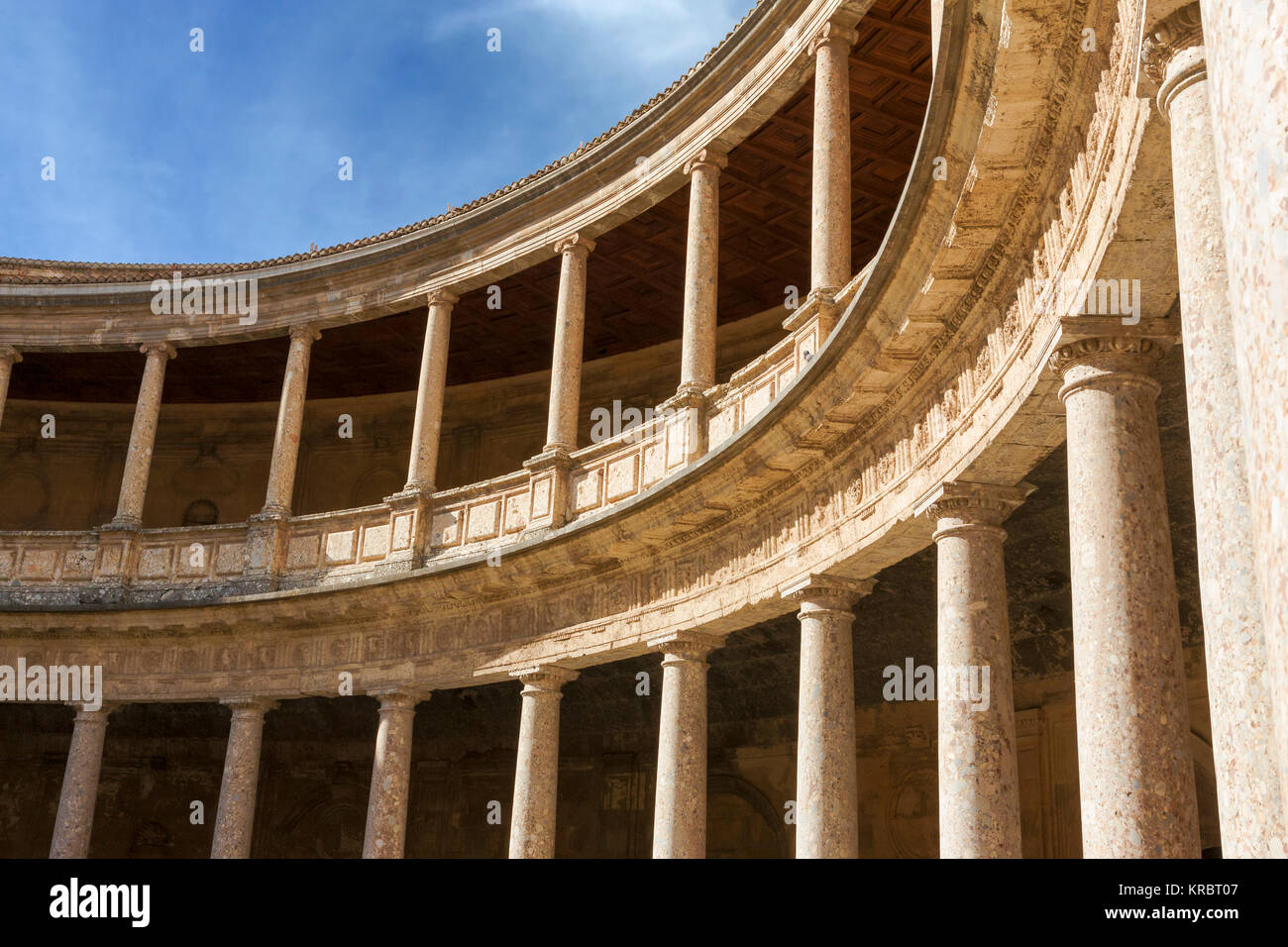Partie de la circulaire cour intérieure du Palacio de Carlos V (Palais de Charles Quint) dans le complexe de l'Alhambra, Grenade, Andalousie, Espagne Banque D'Images