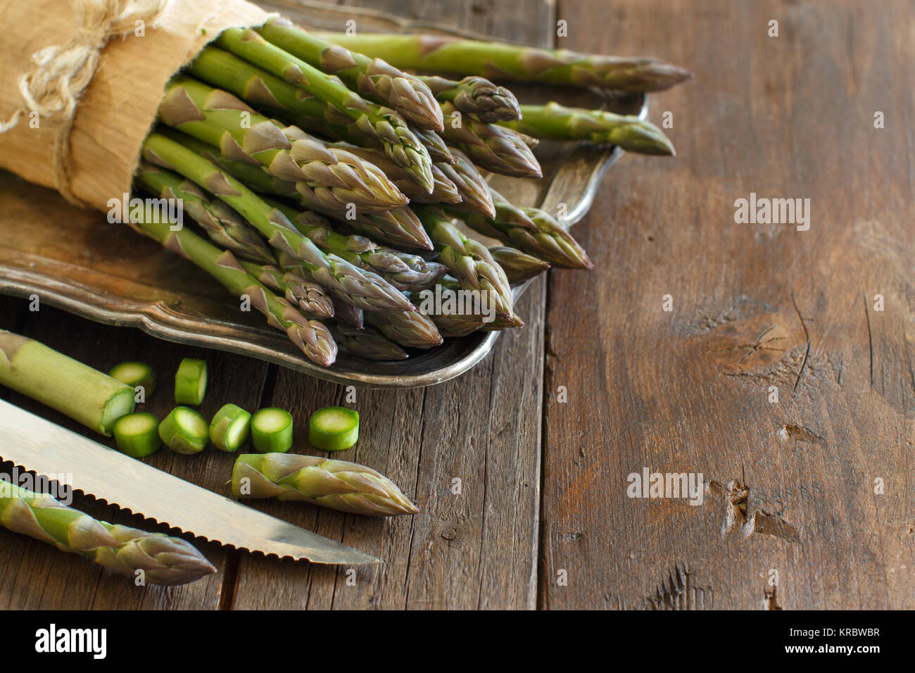 Avec le couteau d'asperges fraîches Banque D'Images