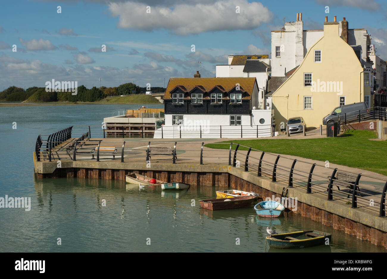 Le front de mer à Shoreham-By-dans le West Sussex, Angleterre. Avec des bateaux sur la rivière Adur et bâtiments sur High Street. Banque D'Images