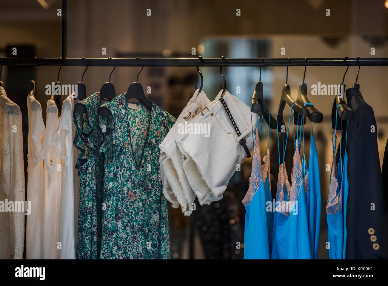 Vêtements femmes élégantes dans un magasin de luxe à Paris. Banque D'Images