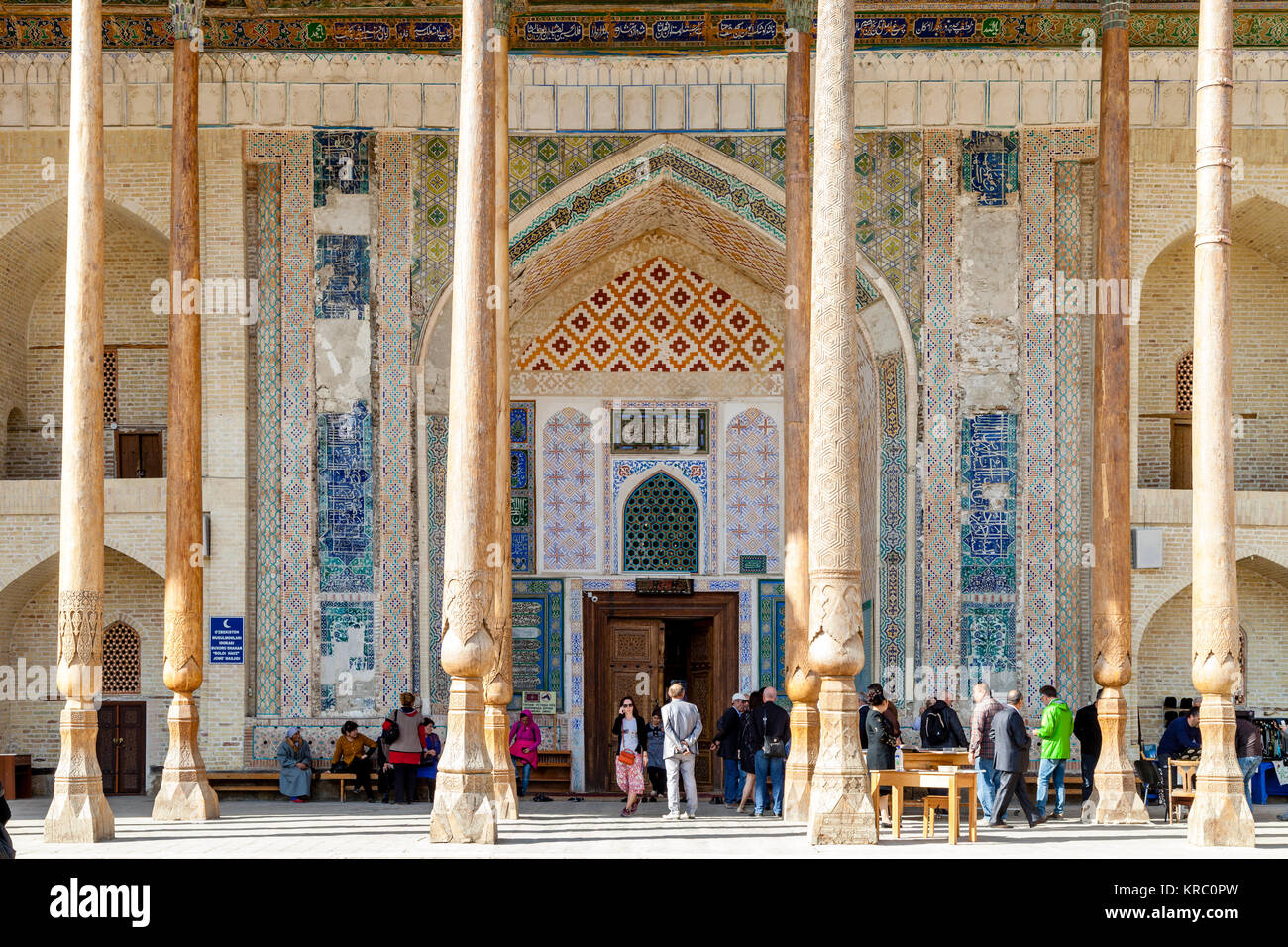 Un groupe de touristes visitant la mosquée Bolo Hauz, Boukhara, Ouzbékistan Banque D'Images