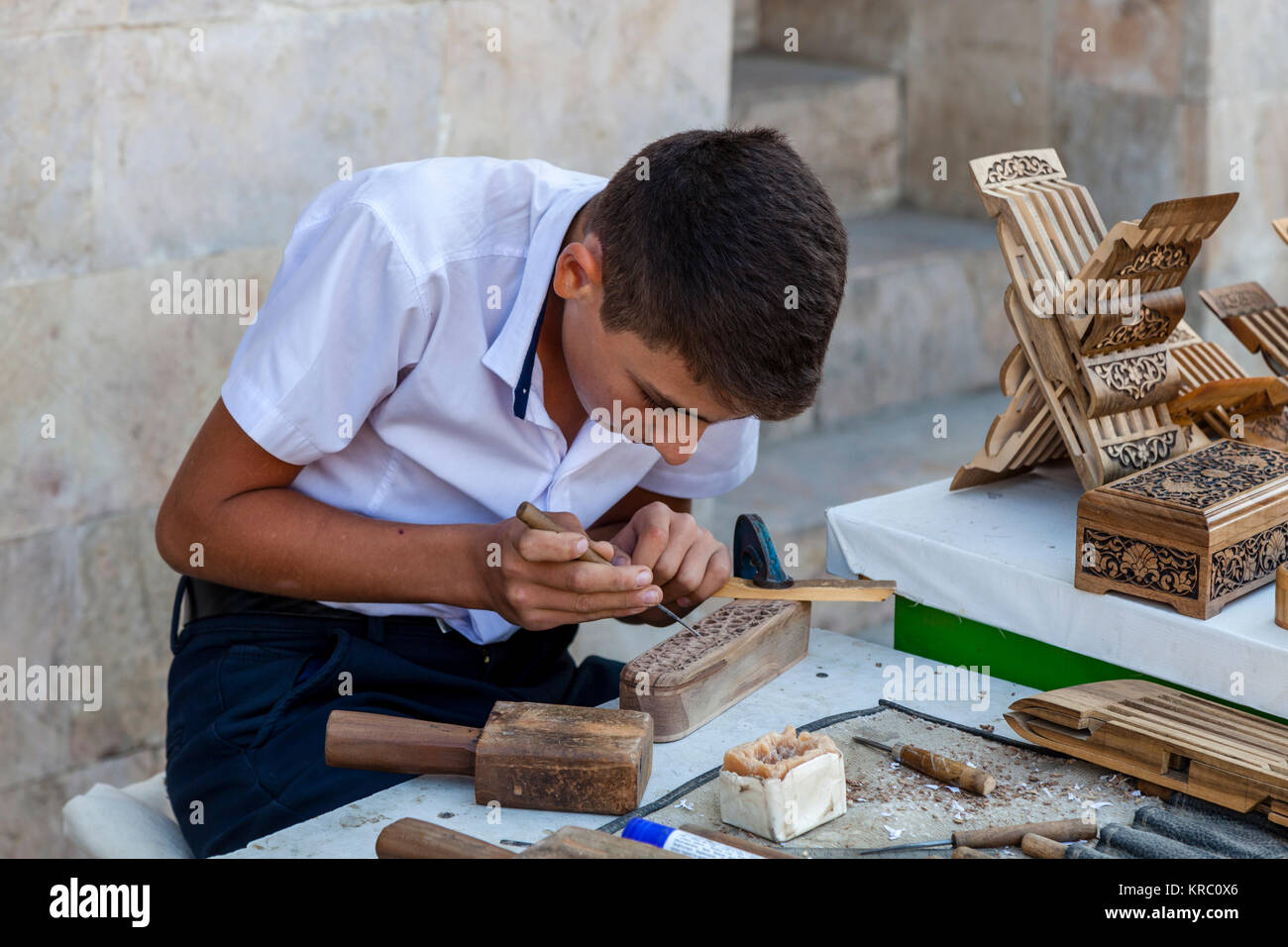 Un artisan local travaillant dans le marché, Boukhara, Ouzbékistan Banque D'Images