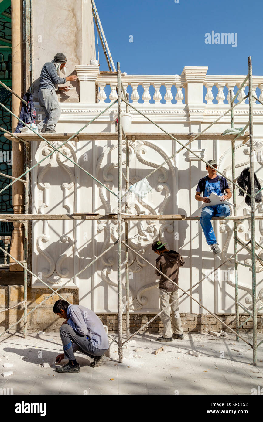 Les hommes qui travaillent à l'Emir's Summer Palace, Boukhara, Ouzbékistan Banque D'Images