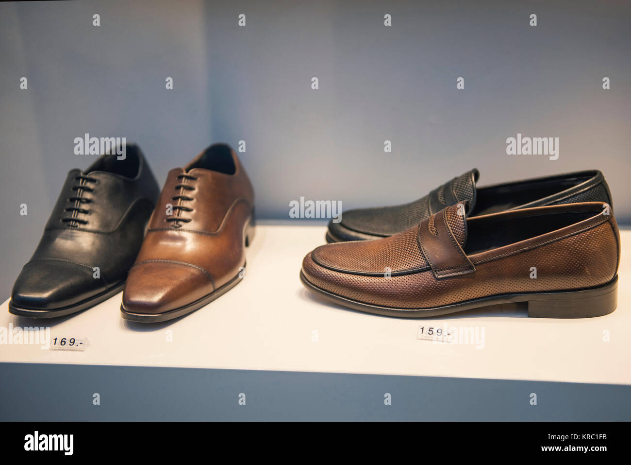 Chaussures hommes dans une boutique de luxe à Paris Banque D'Images