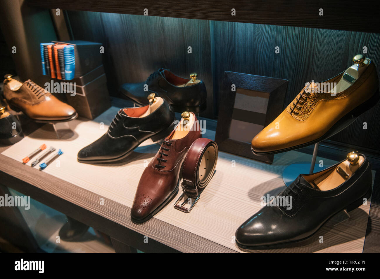 Homme chaussures de luxe dans un magasin à Paris Photo Stock - Alamy