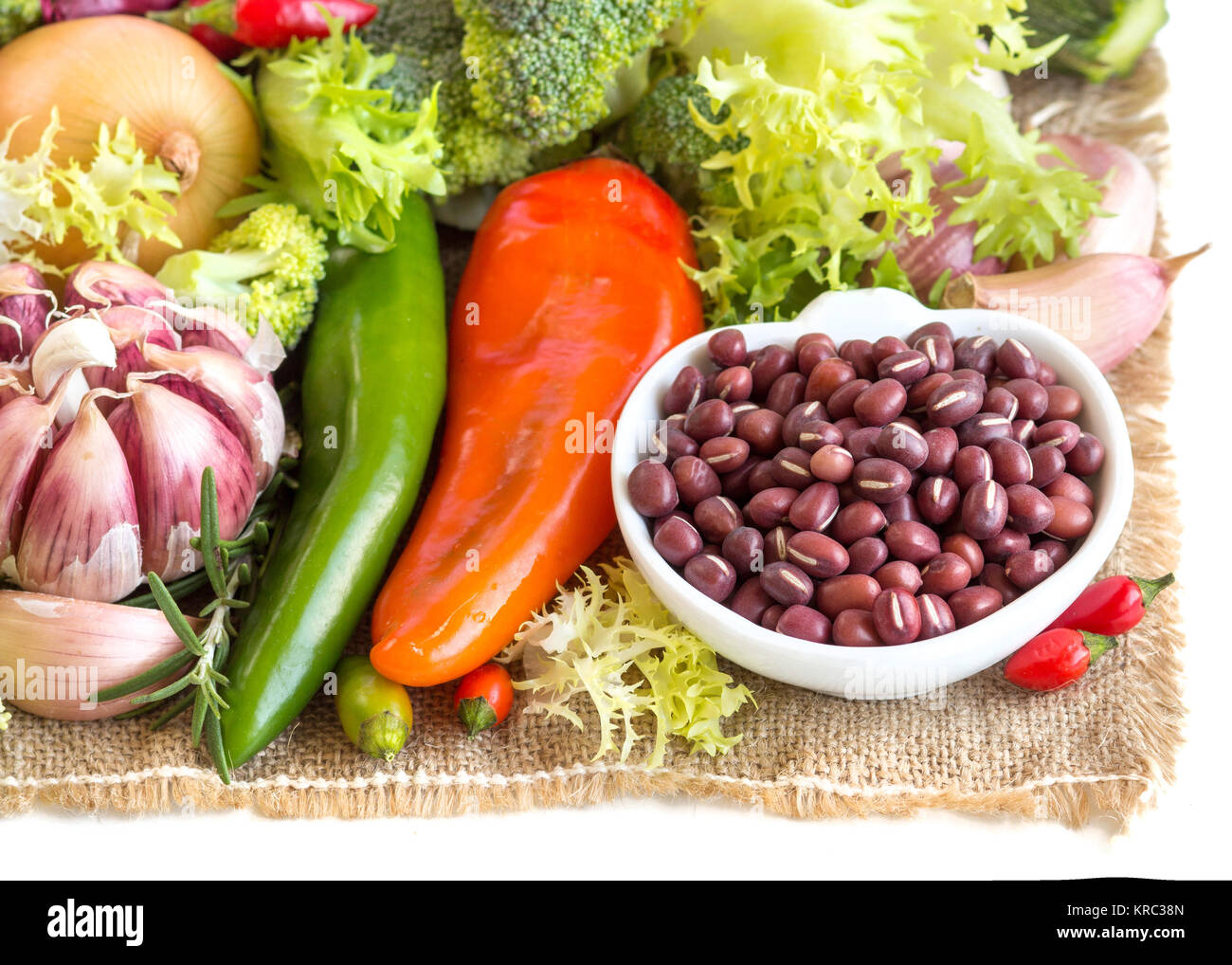 Les haricots azuki et légumes crus Banque D'Images
