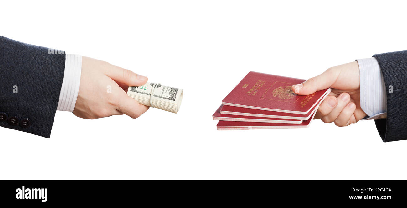 Business man hand holding rolled up dollar papier monnaie pour l'achat de faux faux passeport ou document d'identité Banque D'Images