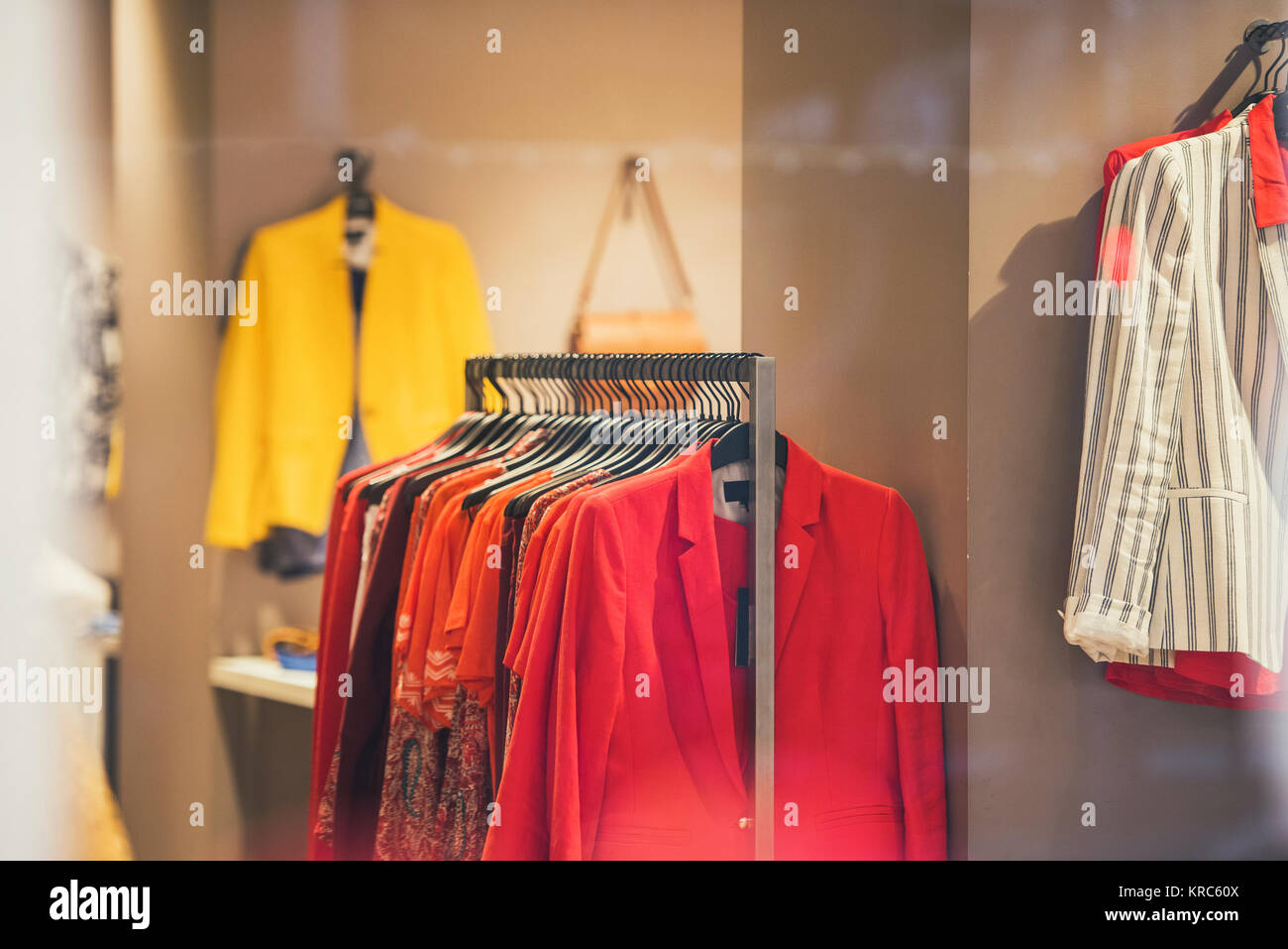 Vêtements femme élégante dans un magasin à Paris Banque D'Images