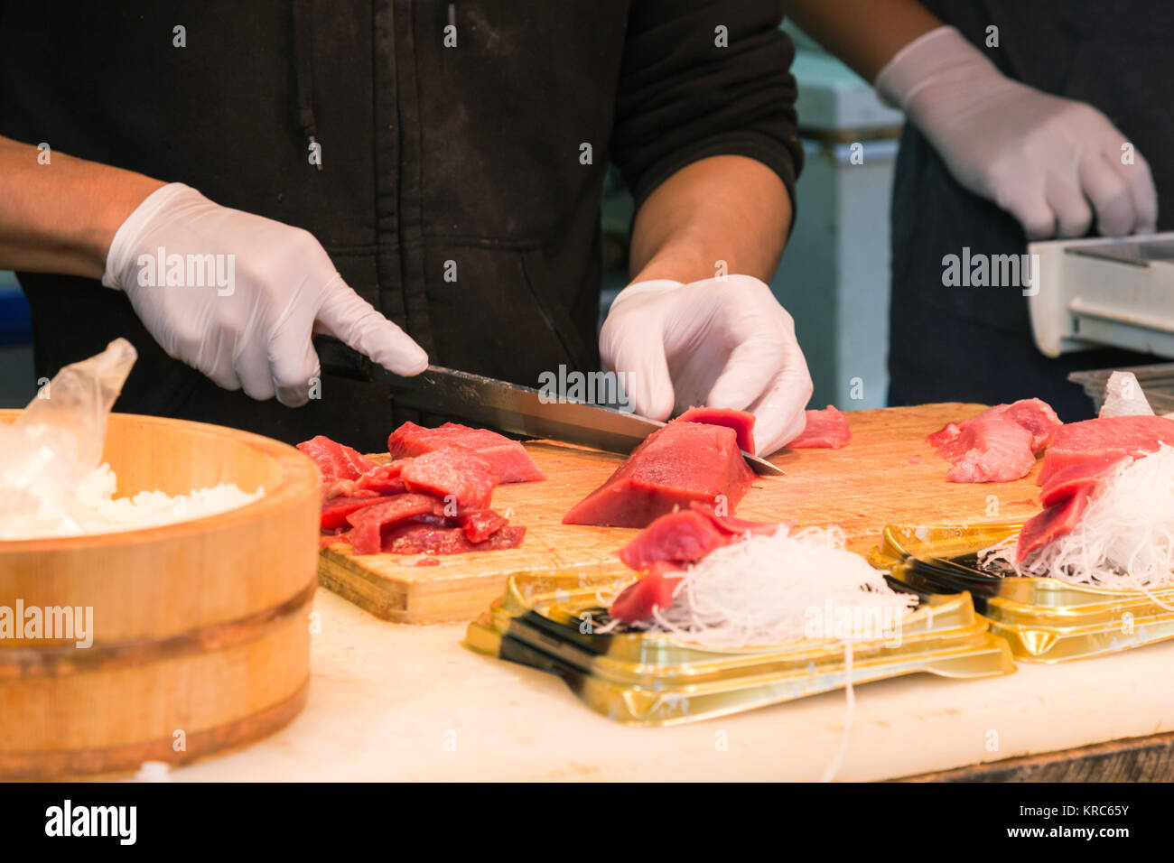 Thon coupe chef japonais pour sushi et sashimi menu pour les clients dans le restaurant. sushi et sashimi sont célèbres de la nourriture japonaise Banque D'Images
