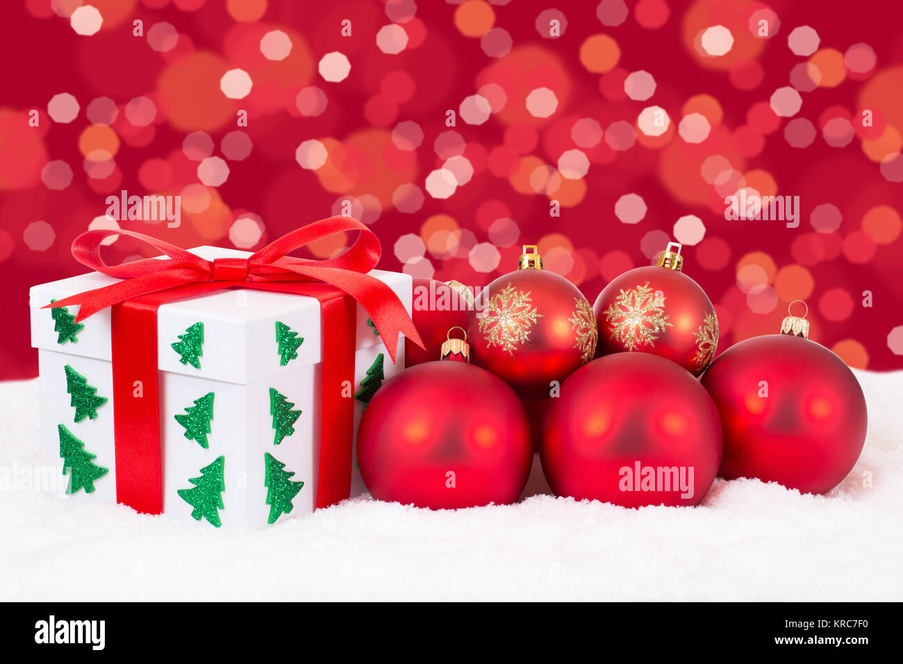 Cadeaux de Noël Weihnachtskarte Weihnachten Geschenke rote Weihnachtskugeln Banque D'Images