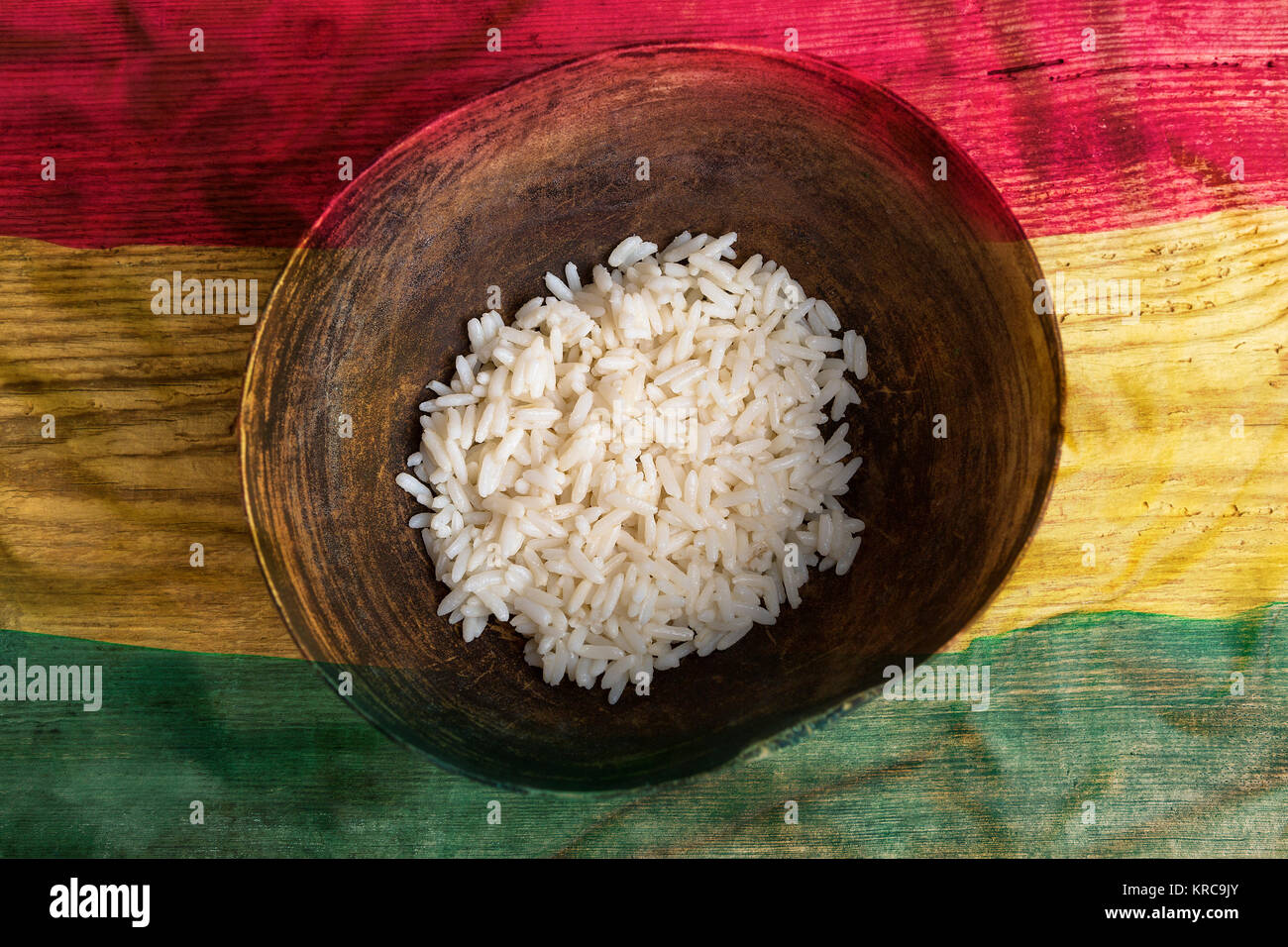 Concept de la pauvreté, bol de riz avec le Ghana drapeau sur fond de bois Banque D'Images