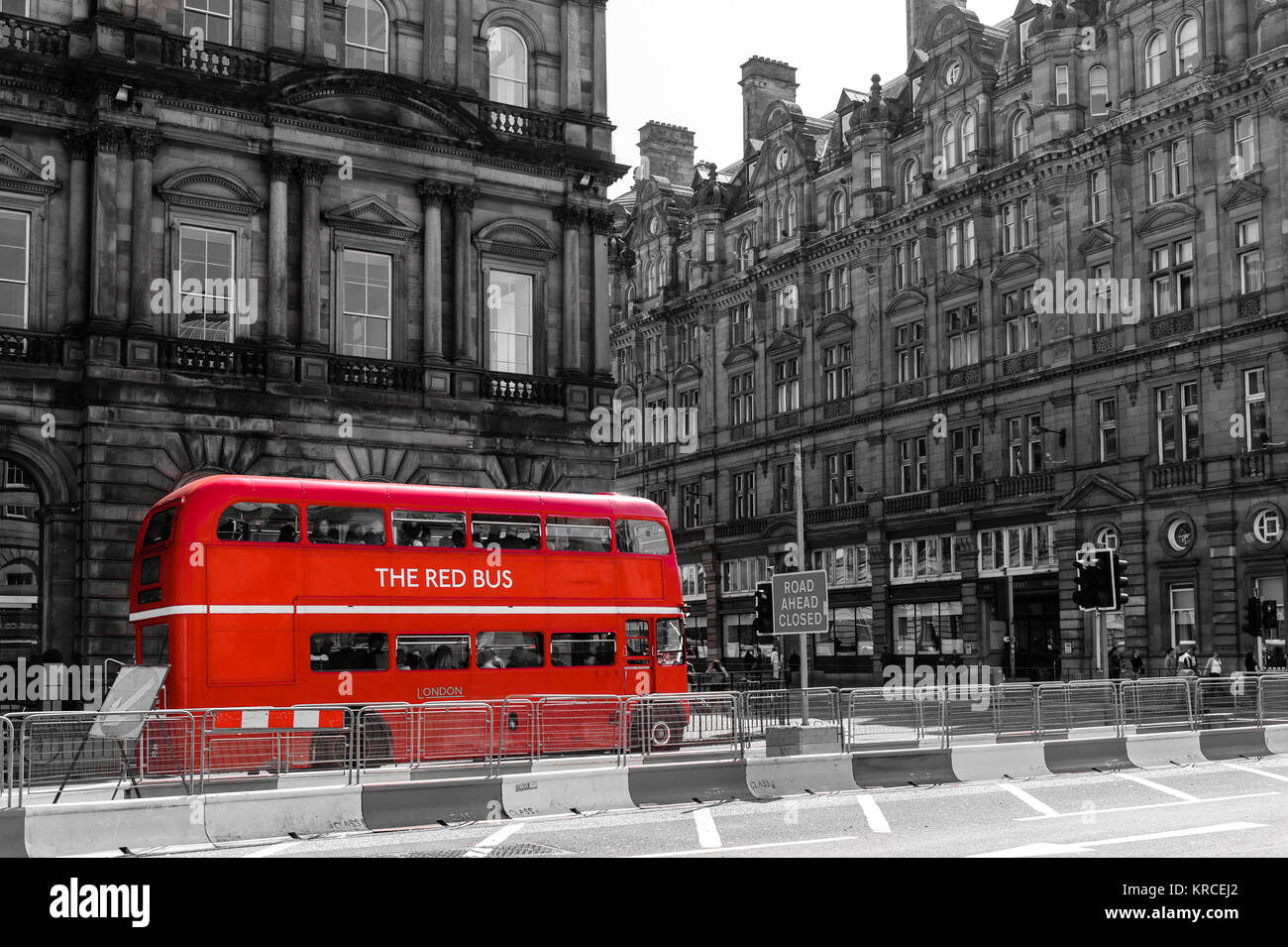 Red double decker bus d'époque dans une rue Banque D'Images
