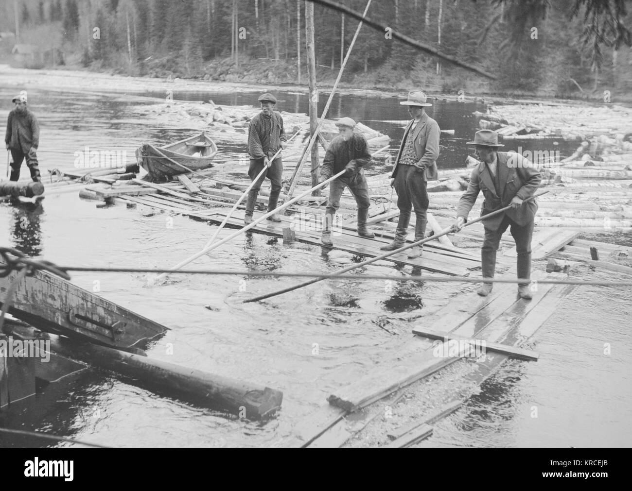 Séparer les hommes de sciage dans une rivière, la Finlande des années 1930 Années 1920 Banque D'Images