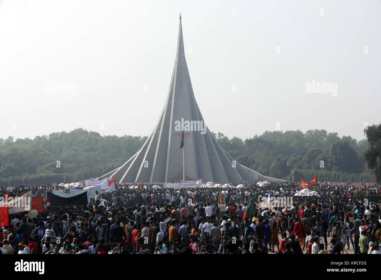 La foule de gens du Bangladesh Mausolée national à Savar, dans la banlieue de Dhaka, à payer hommages aux martyrs marquant le jour de la victoire sur Décembre Banque D'Images