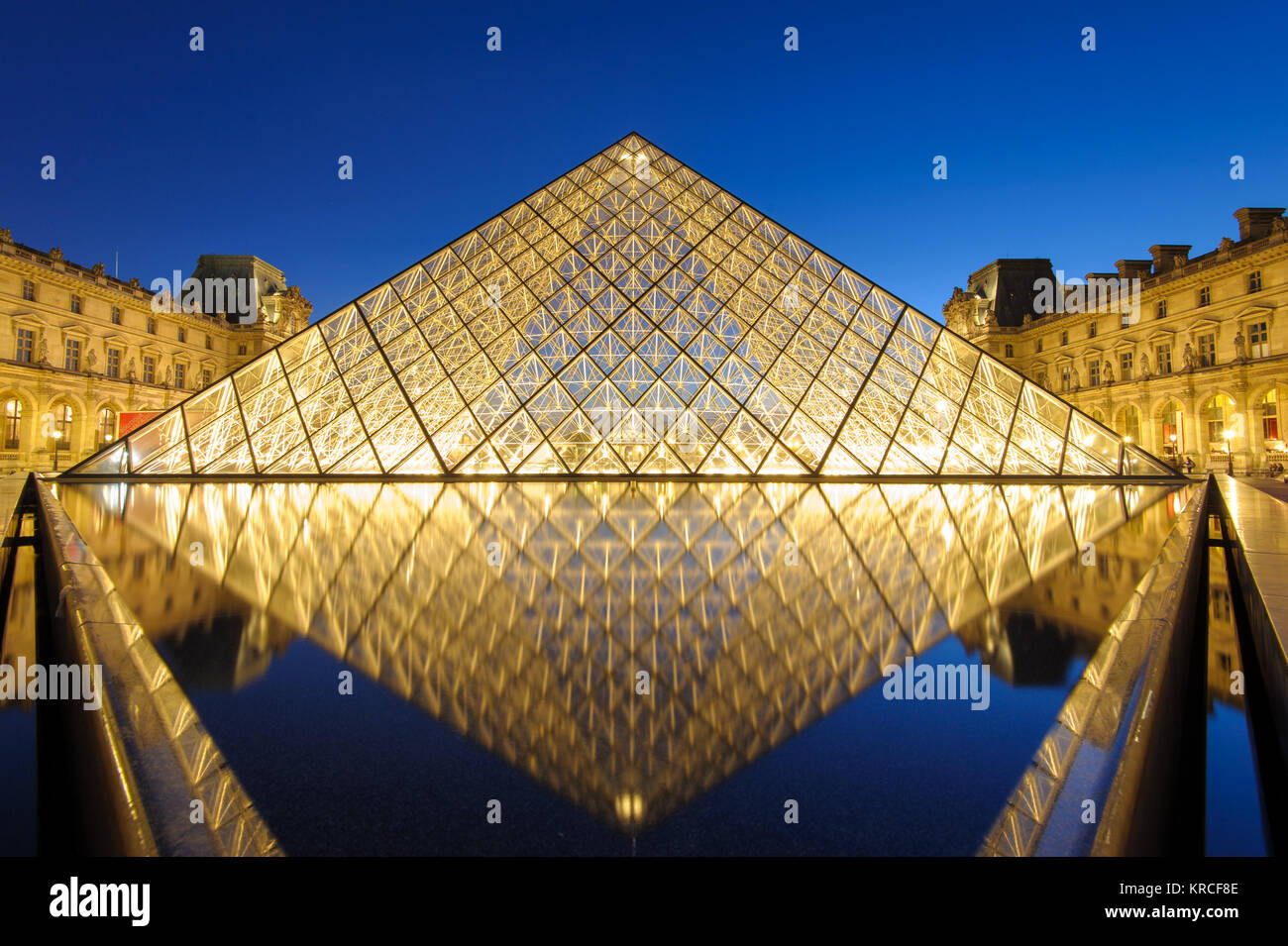 Scène de nuit du musée du Louvre à Paris Banque D'Images