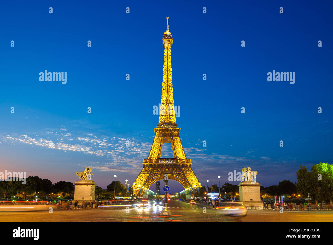 Vue nocturne de la Tour Eiffel à Paris, France Banque D'Images