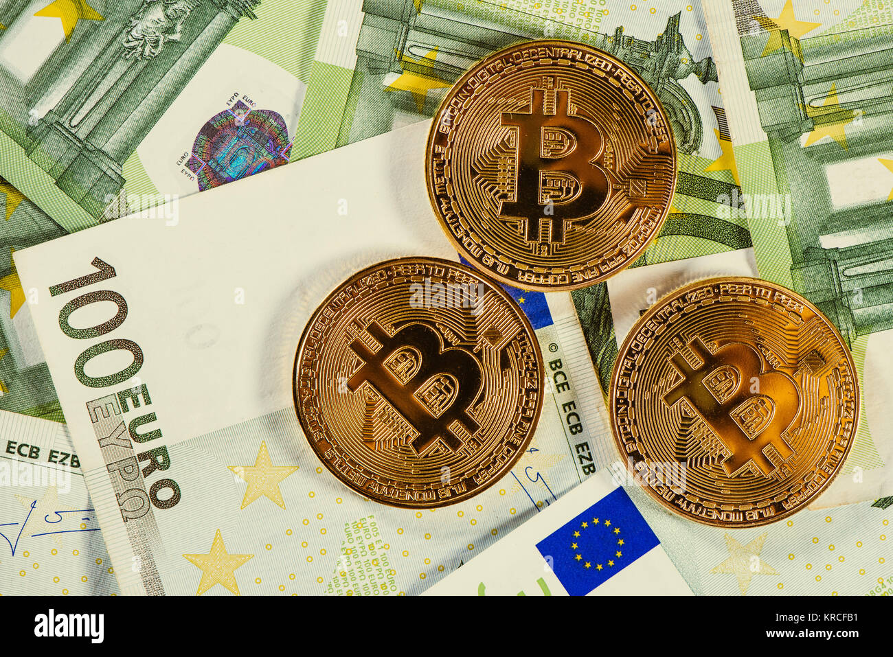 Les Bitcoins et d'euros, l'argent et taux de change de devises concept Banque D'Images