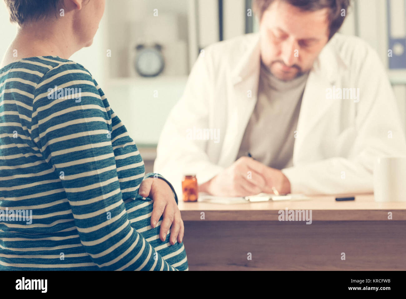 Médecin prescrivant comprimés pour femme enceinte. Soins de santé et aux médicaments pendant la grossesse. Banque D'Images