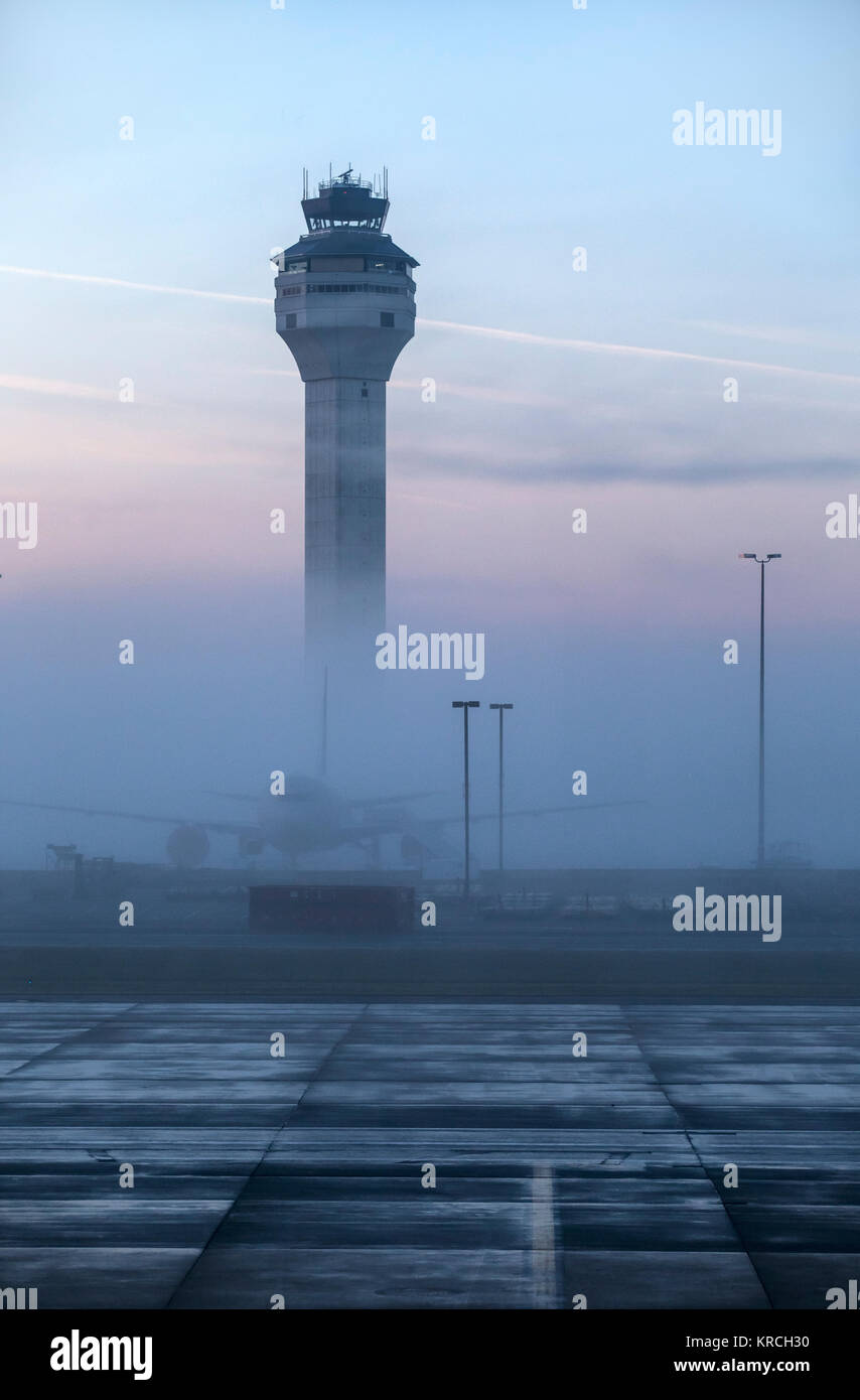 L'aéroport de Dulles, tour de contrôle, un seul avion, aucun peuple visible, une rose au petit matin brumeux et le ciel bleu. Loudoun & comté de Fairfax, Virginie, USA. Banque D'Images