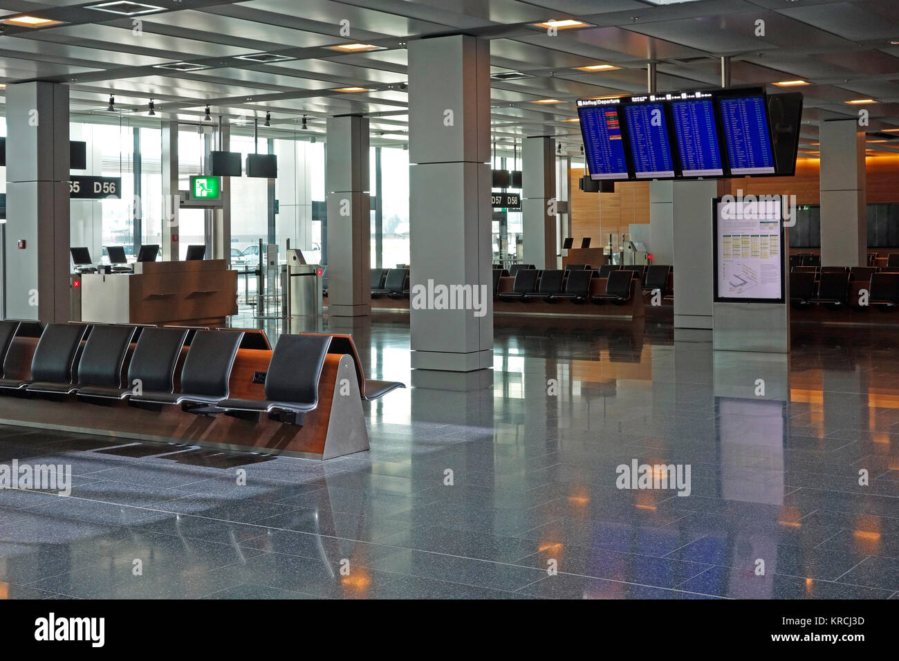 La salle d'embarquement de l'aéroport vide zone d'attente avec des écrans d'information de vol. Banque D'Images