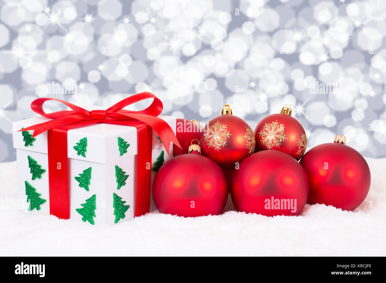 Cadeaux de Noël Weihnachtskarte Weihnachten Geschenke Lichter rote Weihnachtskugeln Banque D'Images
