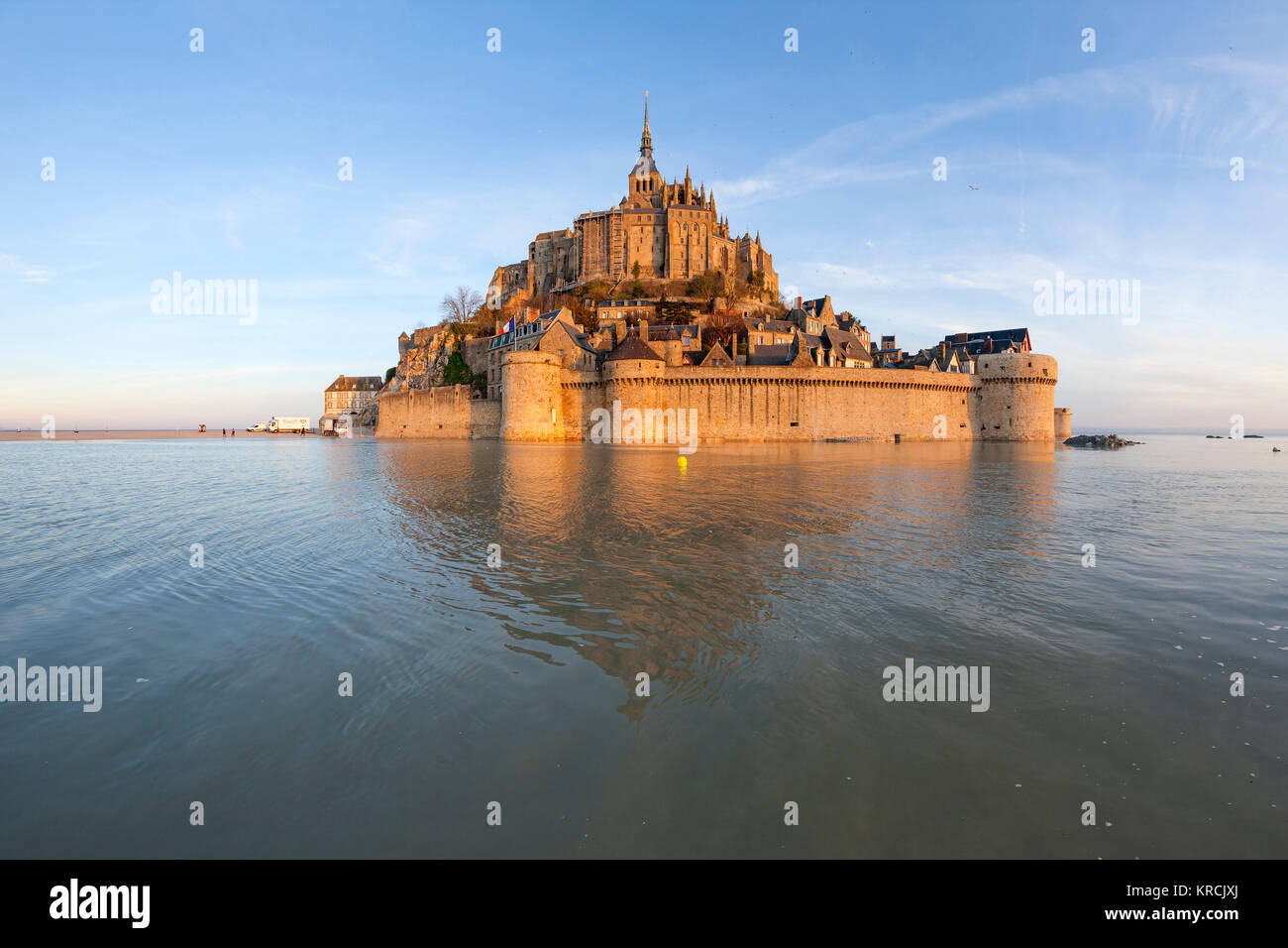 Le Mont Saint-Michel (Normandie, nord-ouest de la France) 2015/03/06 : Remparts dans l'eau au cours d'une marée de vive-eau. (Non disponible pour l'édition de cartes postales) Banque D'Images