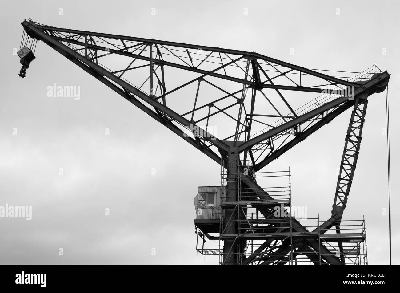 WELLINGTON, Nouvelle-zélande - 2 juin 2012 : sur le fond de ciel grue du port en noir et blanc Banque D'Images