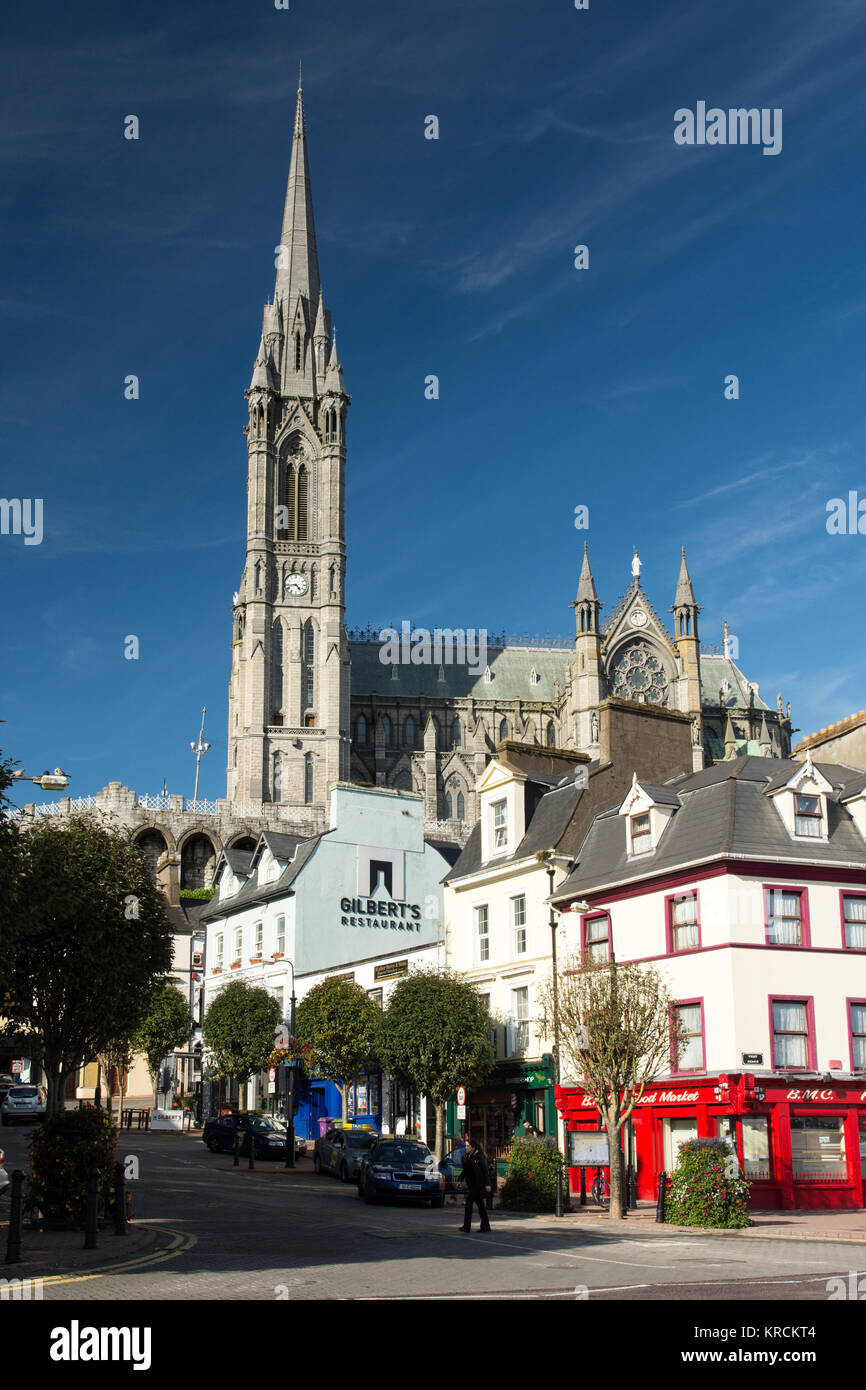 Cork, Irlande - Septembre 15, 2016 : La forme dominante de la cathédrale Saint-colman s'élève au-dessus de la petite ville touristique de Cobh sur Cork Harbour. Banque D'Images
