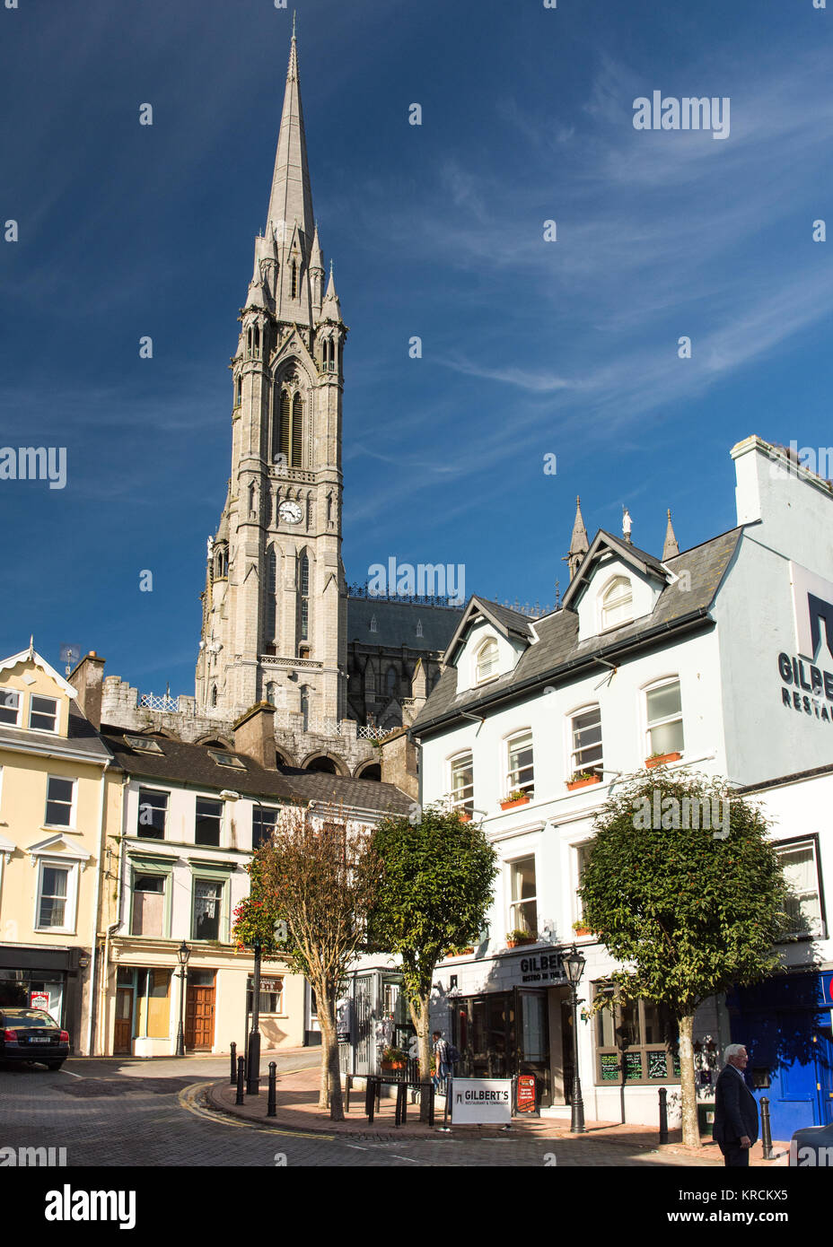 Cork, Irlande - Septembre 15, 2016 : La forme dominante de la cathédrale Saint-colman s'élève au-dessus des rues en terrasses et maisons colorées de la petite pour Banque D'Images