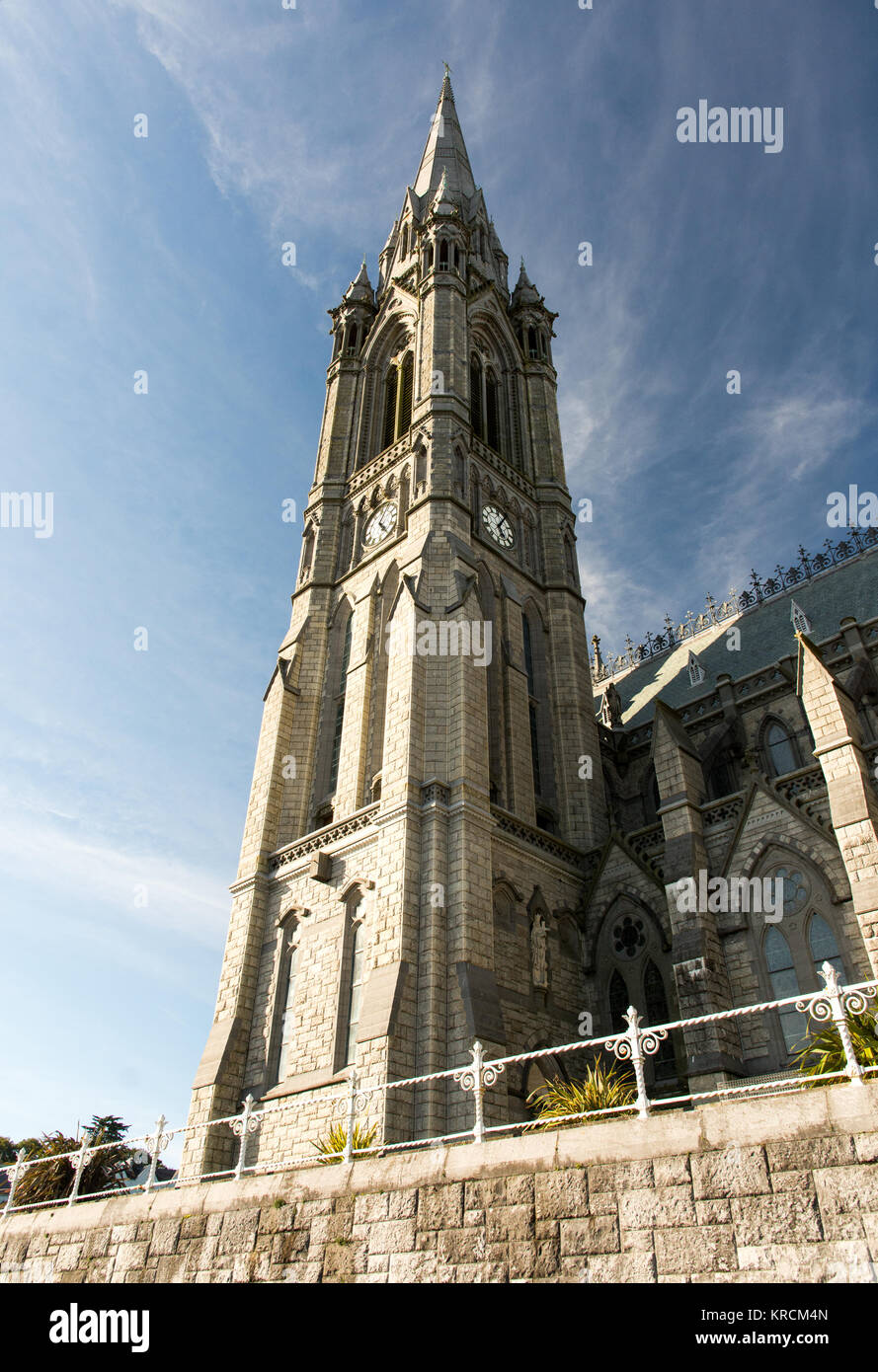 Cork, Irlande - Septembre 15, 2016 : Après-midi soleil l'extérieur de la cathédrale Saint-colman dans la petite ville touristique de Cobh, sur la côte sud de la Banque D'Images