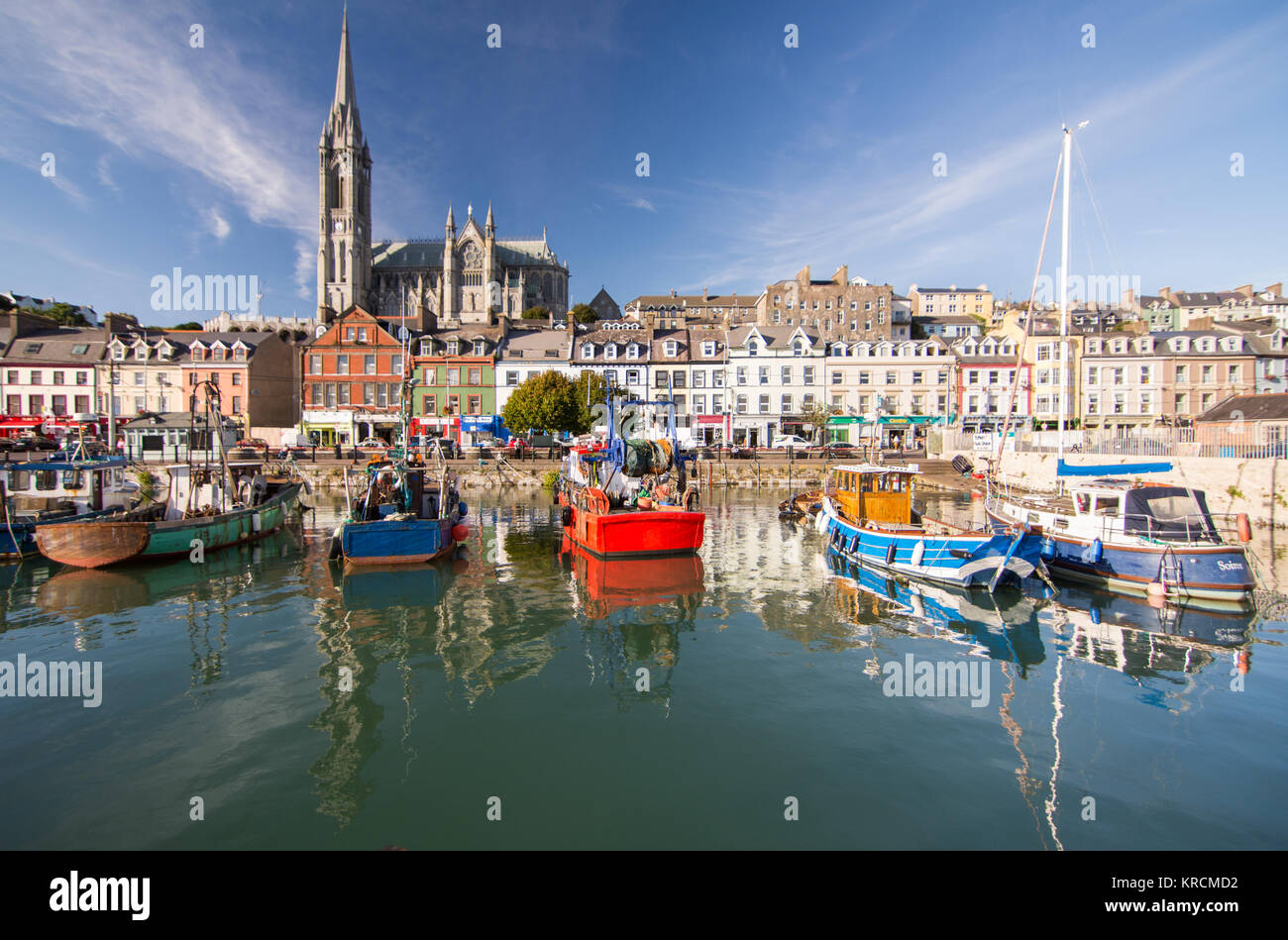 Cork, Irlande - Septembre 15, 2016 : La forme dominante de la cathédrale Saint-colman s'élève au-dessus des rues en terrasses et bateaux de pêche colorés de la s Banque D'Images