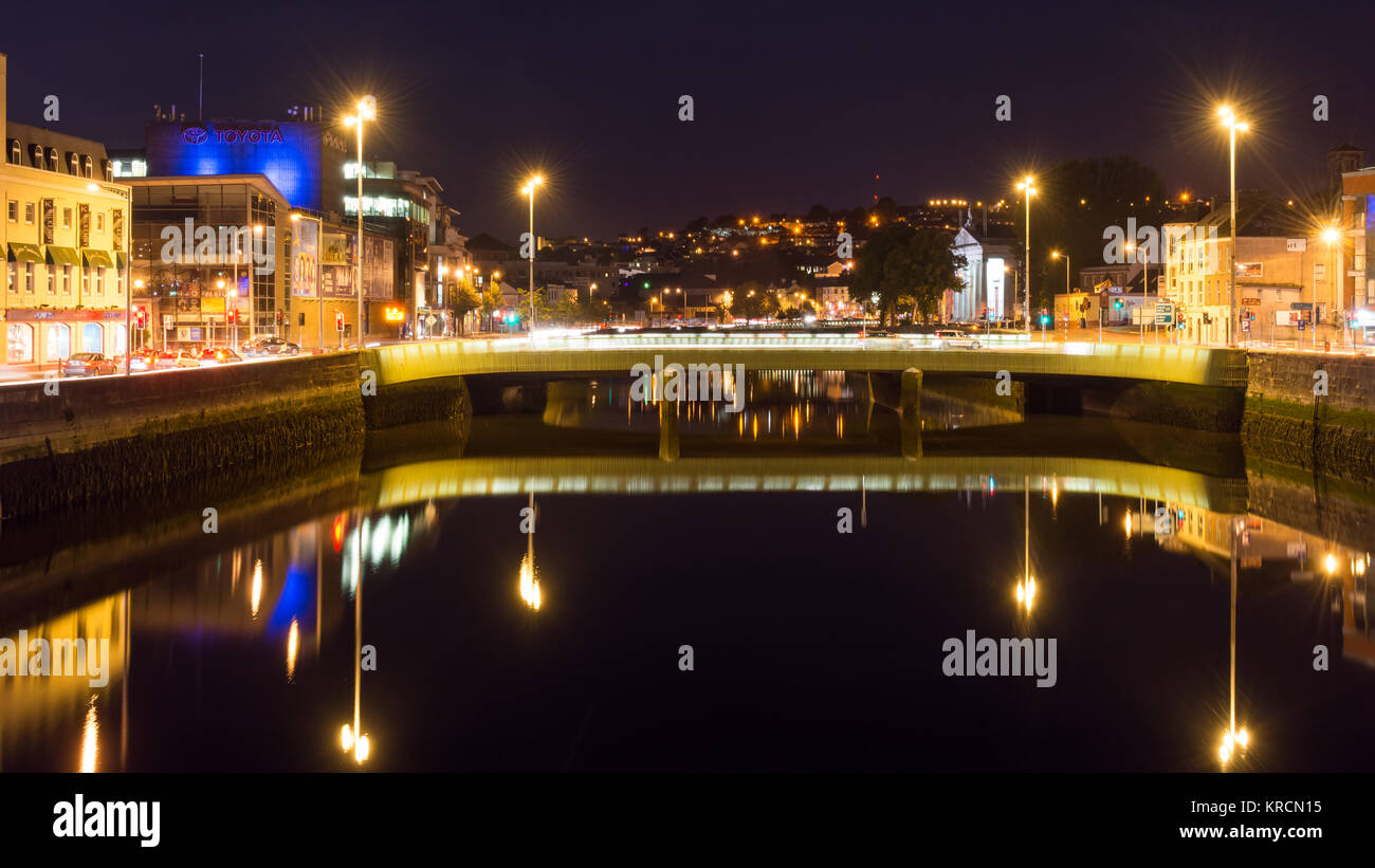 Cork, Irlande - Septembre 15, 2016 : trafic traverse la rivière Lee's North Channel sur le pont Griffith, dans le centre de Cork. Banque D'Images