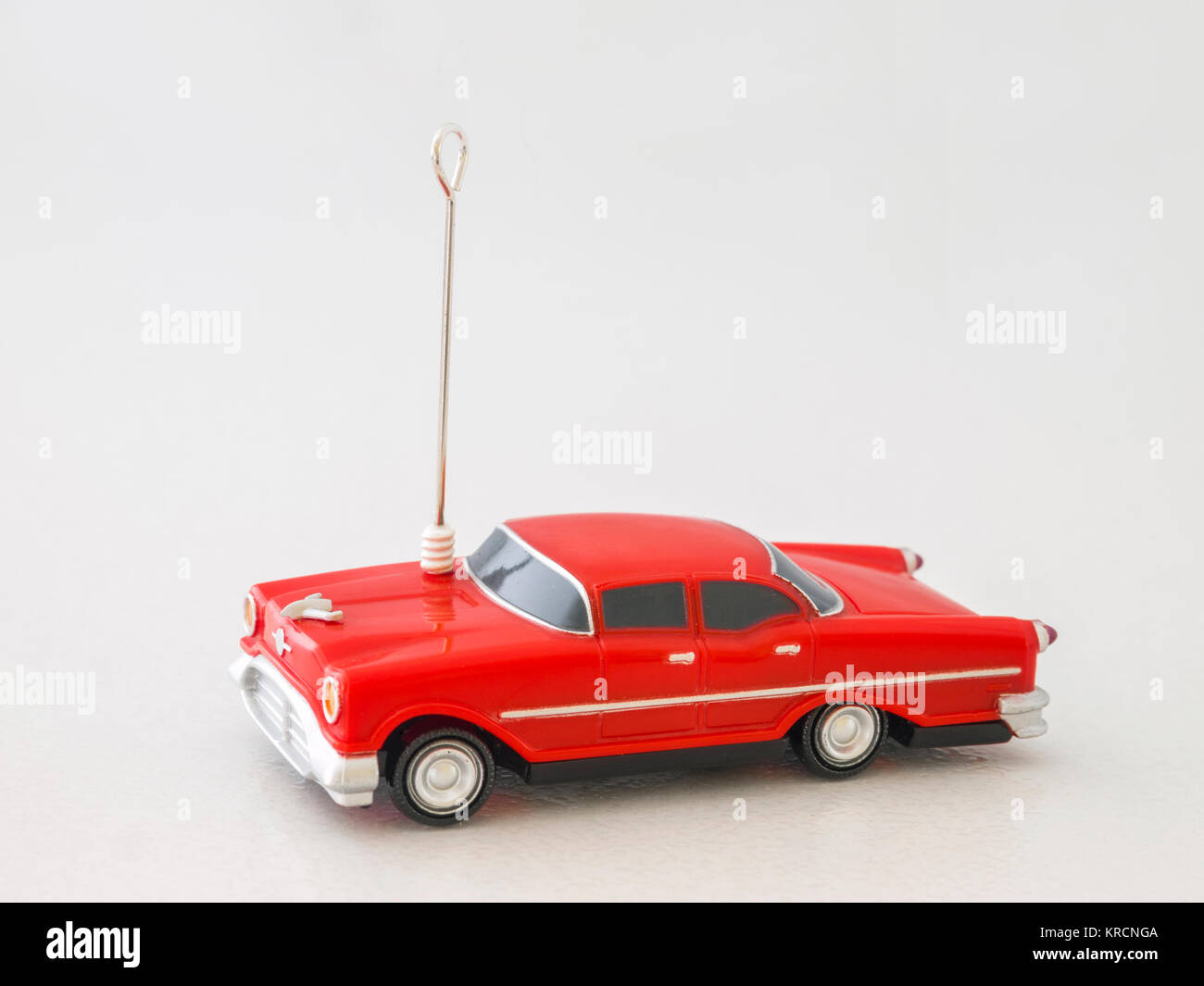 Voiture rouge toy , RC voiture rouge / blanc isolé Banque D'Images