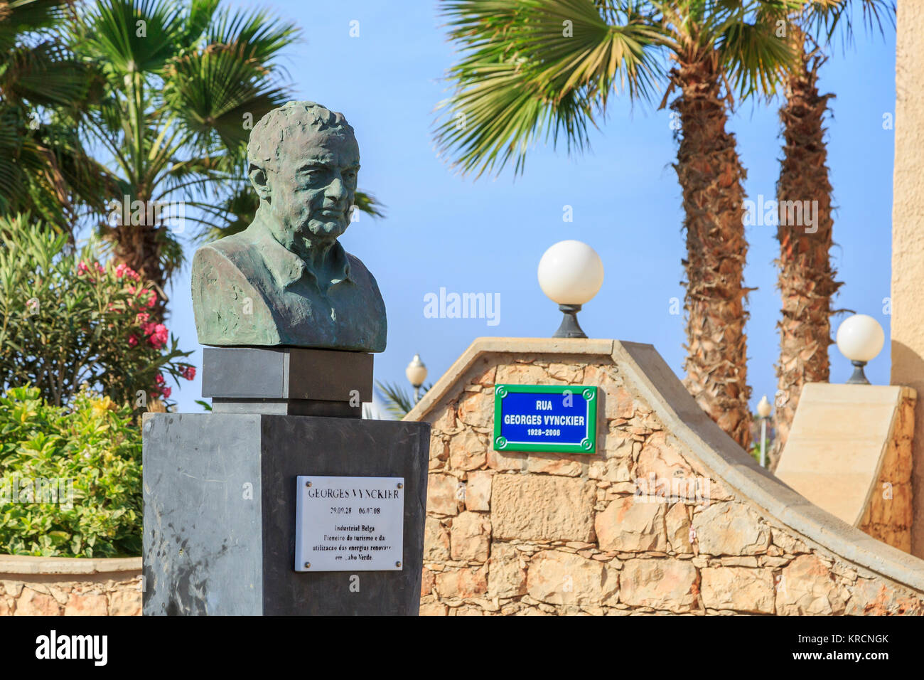 Statue de Georges Vynckier, le fondateur du tourisme au Cap Vert, à Santa Maria, Sal, Salina, Cap Vert, Afrique Banque D'Images