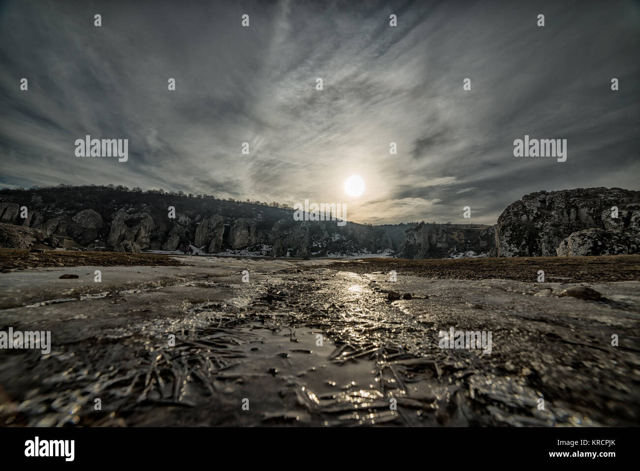 Beau Soleil fantastique phénomène halo au lever du soleil en Roumanie, Constanta à Cheile Dobrogei keys,ou le soleil avec arc-en-ciel circulaire. Banque D'Images