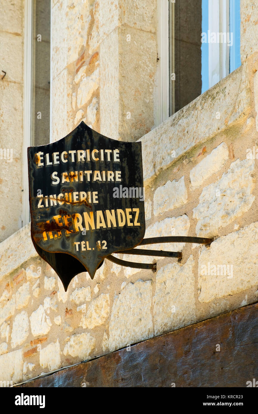 Vintage enseigne publicitaire pour 'nettoyer' electrity à Monflanquin, Lot et Garonne, France Banque D'Images