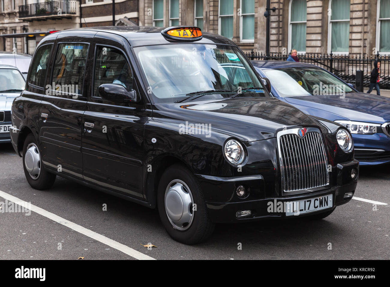 Londres, Royaume-Uni - 29 octobre 2017 : Black taxi cab par La Compagnie de taxi de Londres est sur la rue Banque D'Images