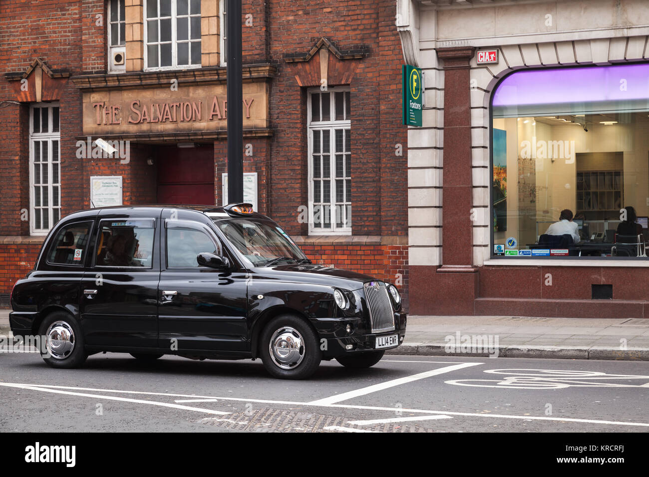 Londres, Royaume-Uni - 31 octobre 2017 : Black taxi cab par La Compagnie de taxi de Londres est sur la rue Banque D'Images