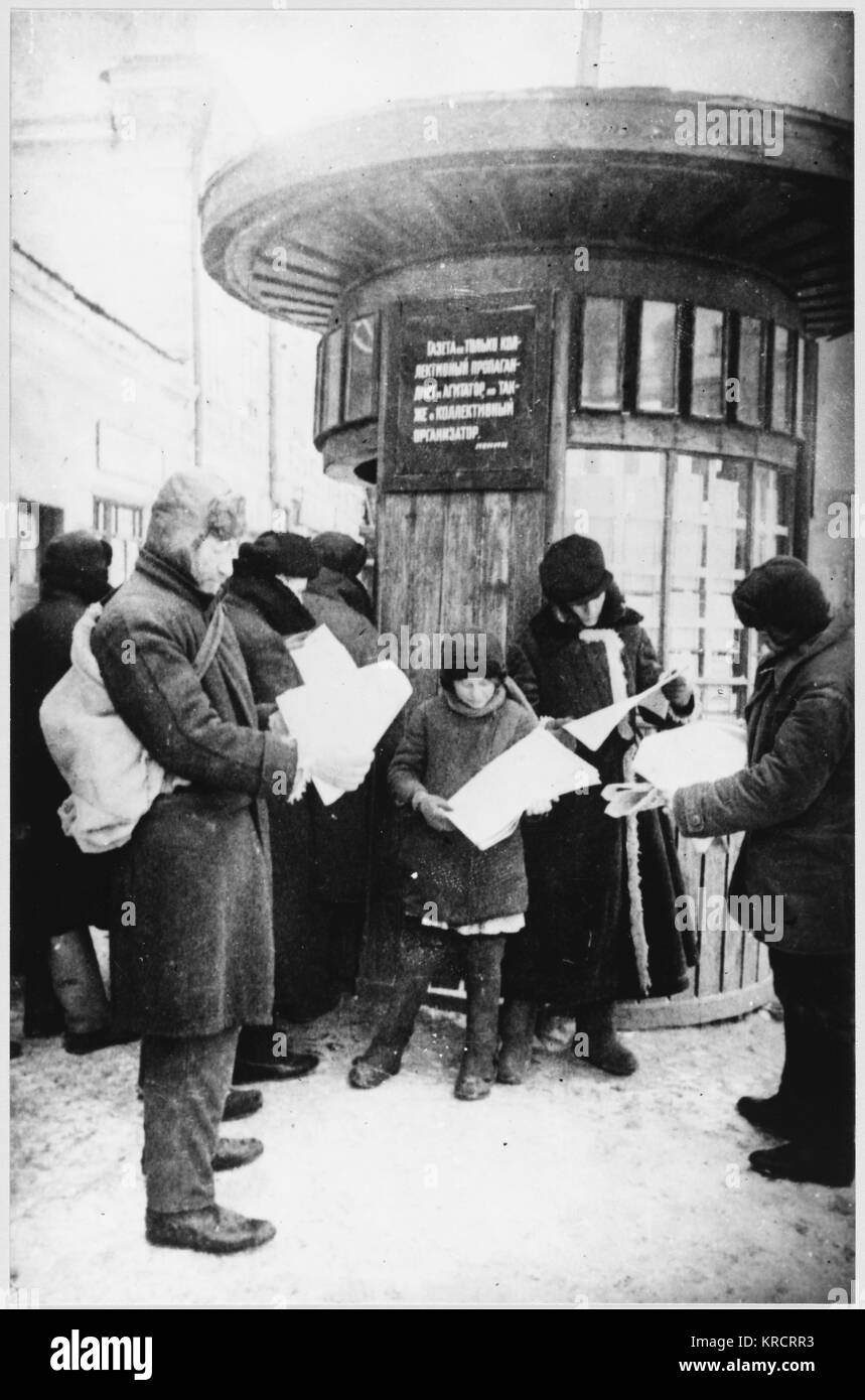 Les Moscovites, avec les Allemands à la périphérie de leur ville, lisez les dernières nouvelles au sujet de la bataille pour Moscou. Date : Décembre 1941 Banque D'Images
