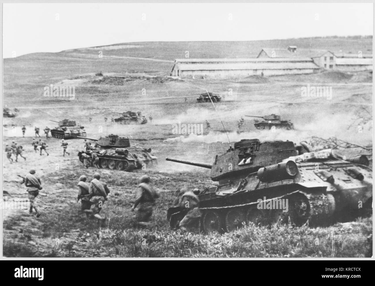 Les chars soviétiques et fantassins Nazi assaut positions près d'Orel. Date : Octobre 1943 Banque D'Images