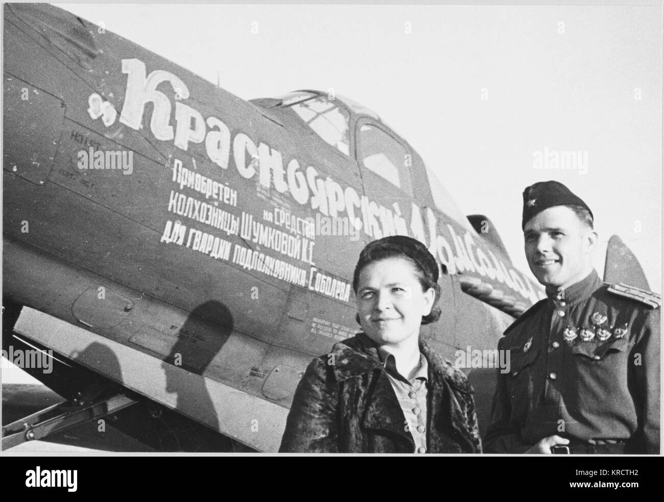 Veuve du pilote soviétique et Bell P-39 Airacobra plane, WW2 Banque D'Images
