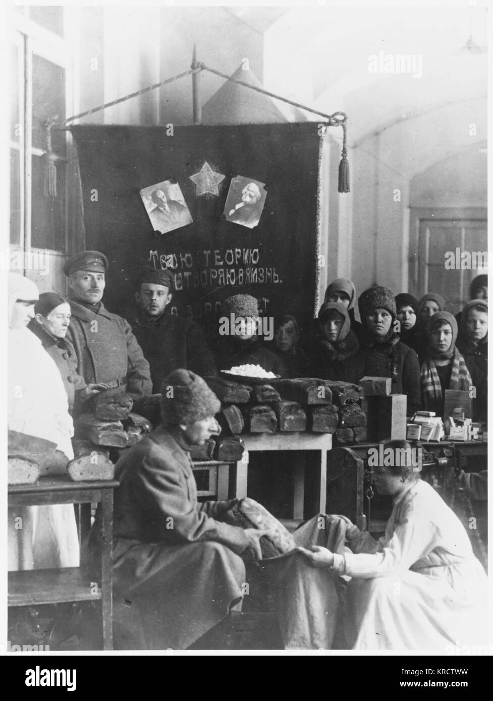 Les civils se réunissent pour la distribution de pain. Date : 1925 Banque D'Images