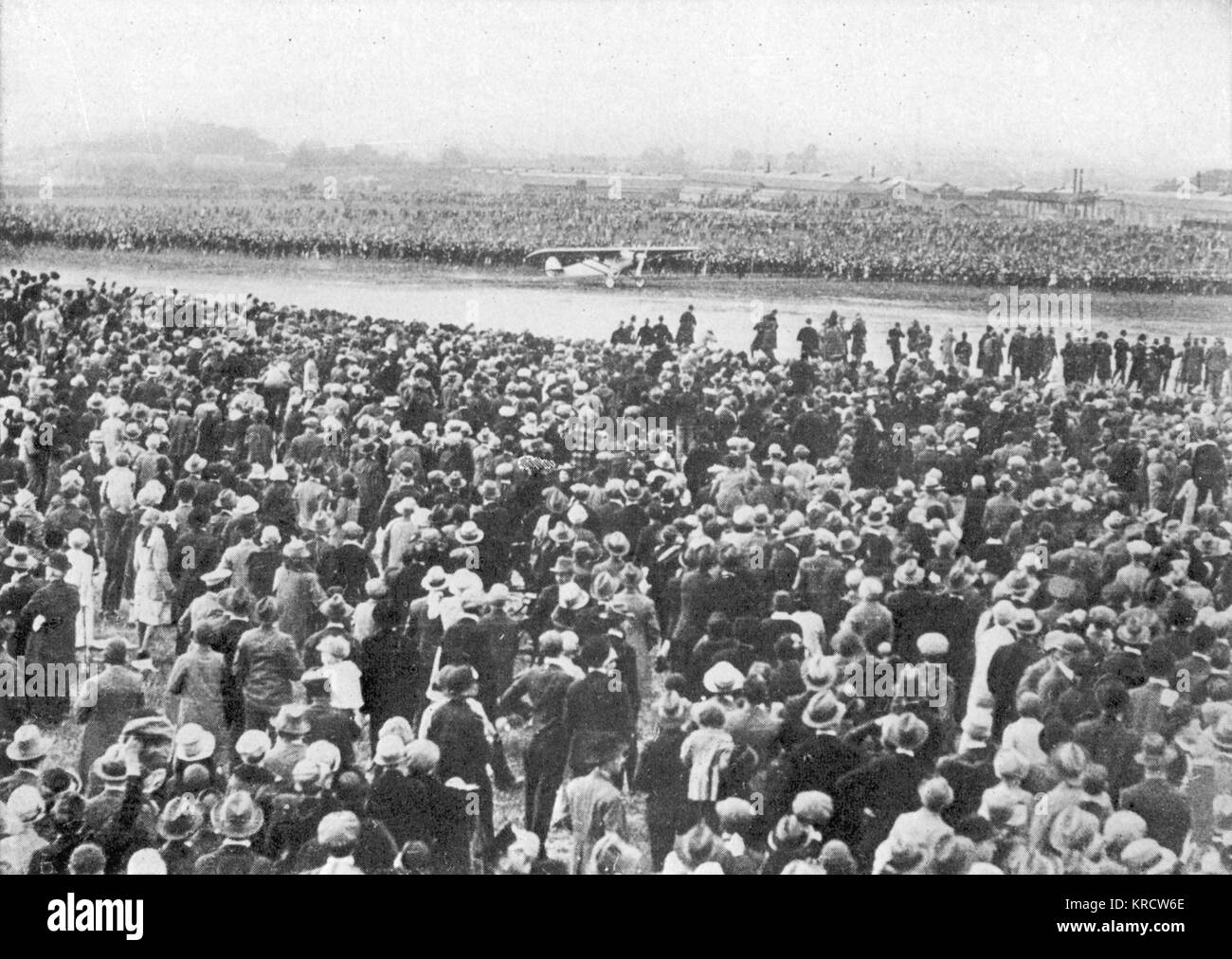 Des milliers de personnes se retrouvent pour accueillir Charles Lindbergh et 'l'esprit de Saint Louis" à Croydon, Londres. Date : 1927 Banque D'Images