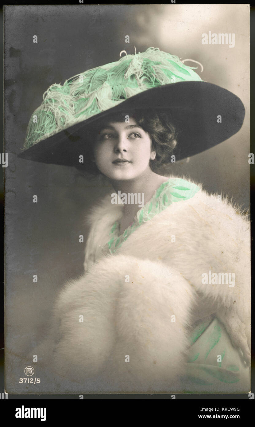 La Veuve joyeuse femme portant chapeau à plumes et jolie robe tunique avec  queue de rat en broderies mauve et or sur net. 1909 Photo Stock - Alamy