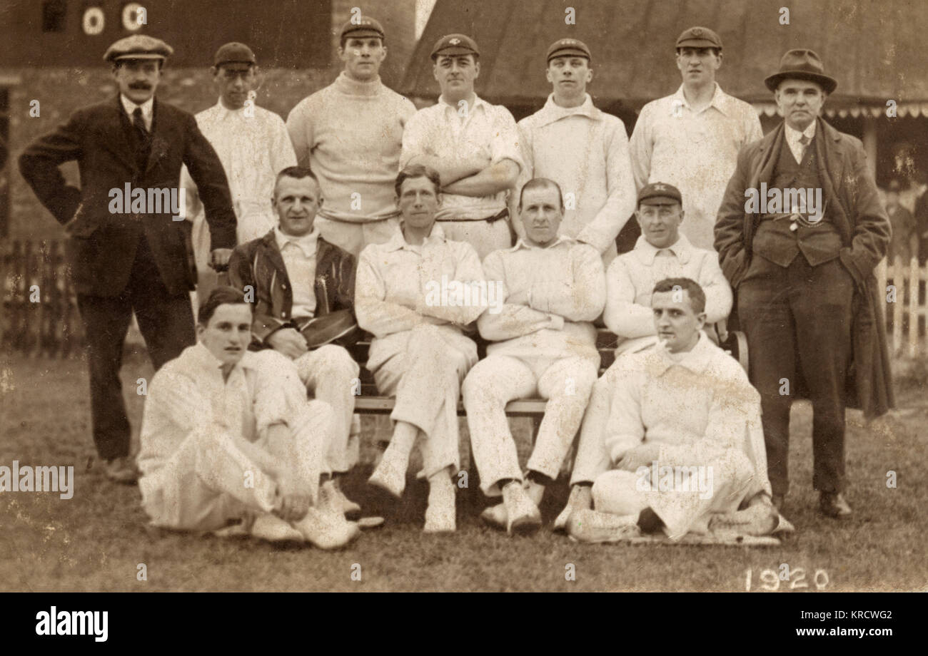 Une photo de groupe de l'équipe de cricket de Castleford, Yorkshire, avec les juges-arbitres de chaque côté. Date : 1920 Banque D'Images