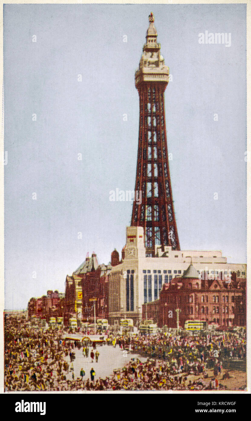 Vue de la tour de Blackpool, Lancashire, et une plage bondée ci-dessous. Date : 1950 Banque D'Images