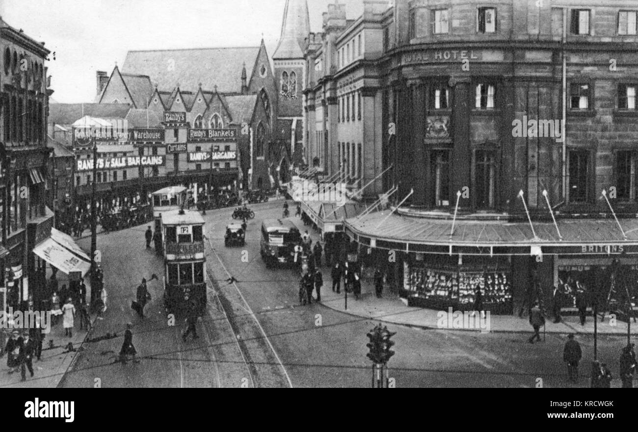 Vue de Victoria Street, Derby, avec un tramway et des piétons. Date : vers 1920 Banque D'Images