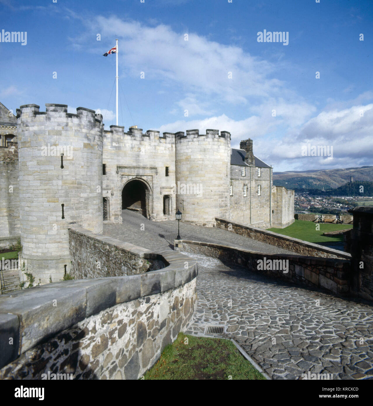The Gatehouse, château de Stirling. Les Écossais reprennent possession des Anglais après la victoire de Wallace à Stirling Bridge en 1297. Son mémorial est sur la droite. Banque D'Images