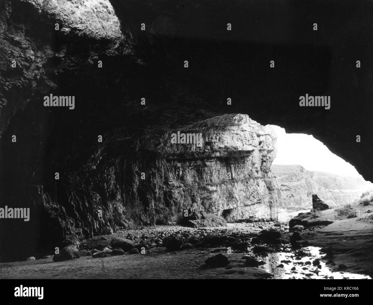 Smoo Cave, près de Durness, Sutherland, Écosse, une grotte célèbre qui va 150 pieds dans une roche calcaire. Banque D'Images