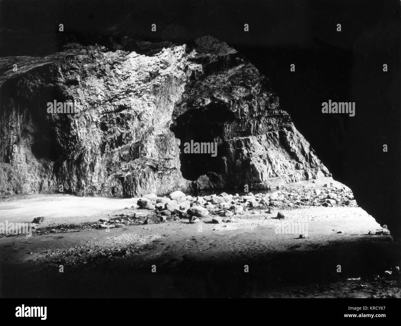 Smoo Cave, près de Durness, Sutherland, Écosse, une grotte célèbre qui va 150 pieds dans une roche calcaire. Banque D'Images